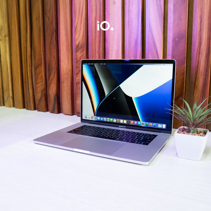 OFERTA 🚀 MacBook Pro 15" 2017 Touch Bar, Core i7, 16GB, 1TB Flash Storage